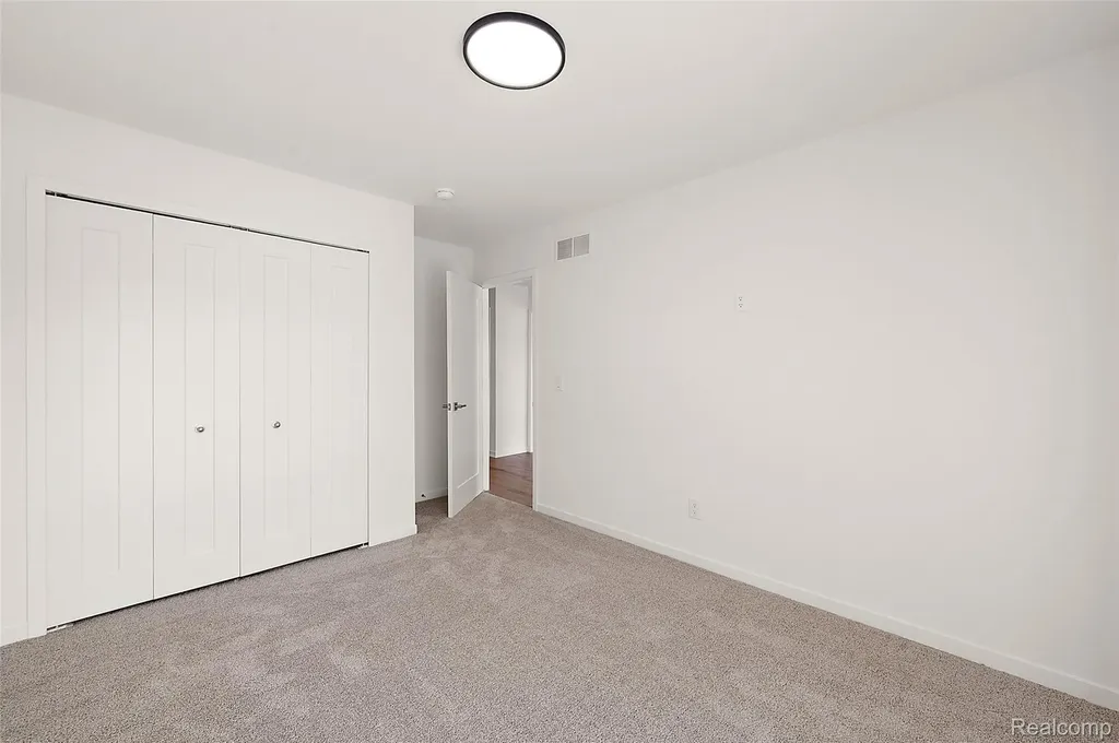 441 E Oakridge Street Ferndale City MI 48220