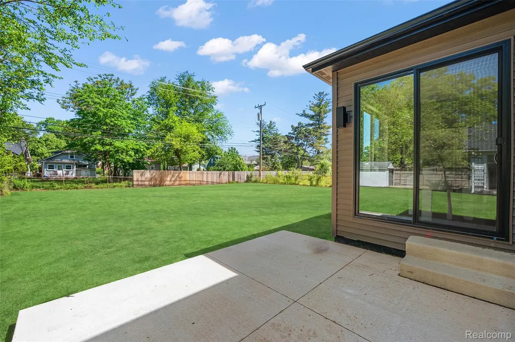 441 E Oakridge Street Ferndale City MI 48220