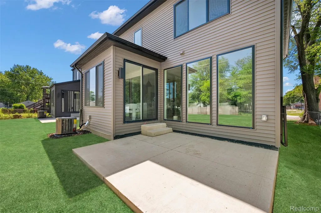 441 E Oakridge Street Ferndale City MI 48220