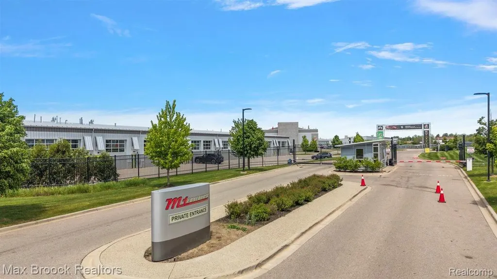 148 Pit Lane Pontiac City MI 48341