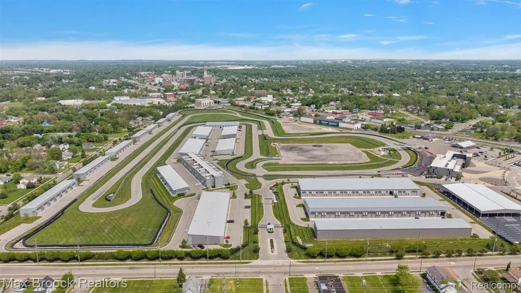 148 Pit Lane Pontiac City MI 48341
