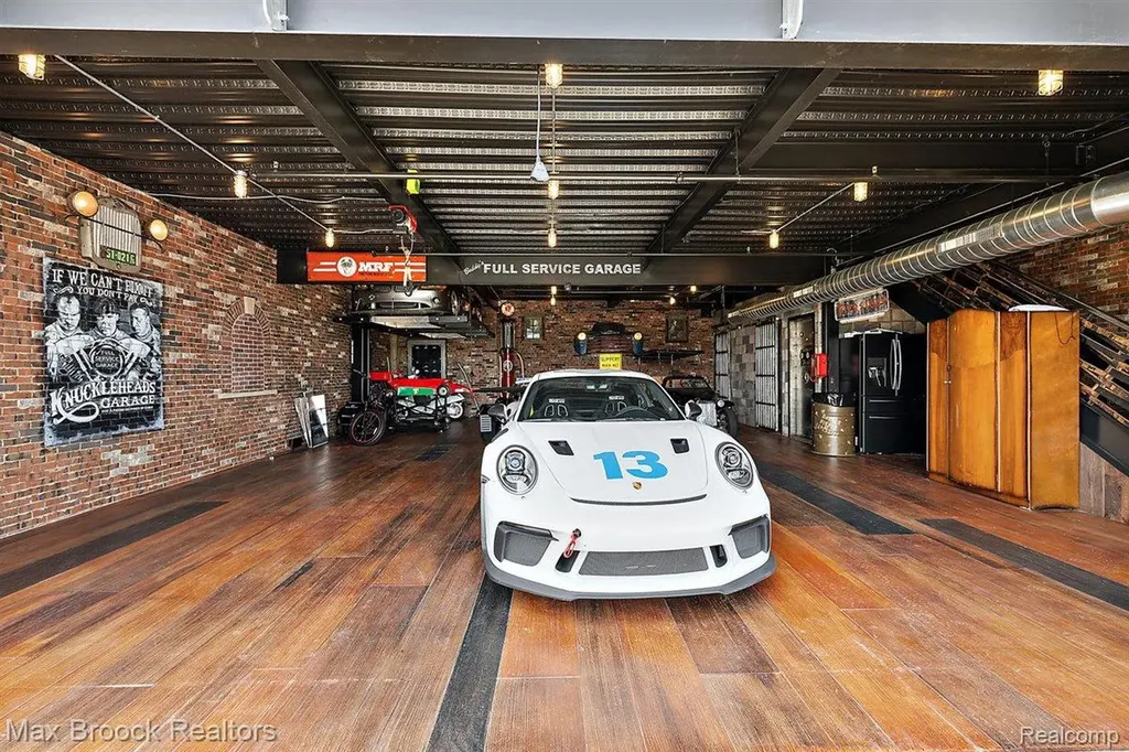 148 Pit Lane Pontiac City MI 48341