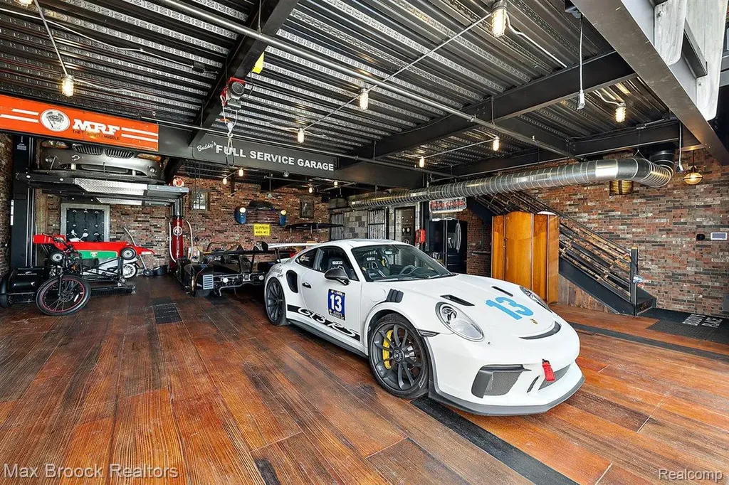 148 Pit Lane Pontiac City MI 48341