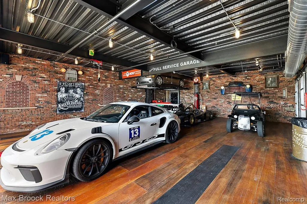 148 Pit Lane Pontiac City MI 48341