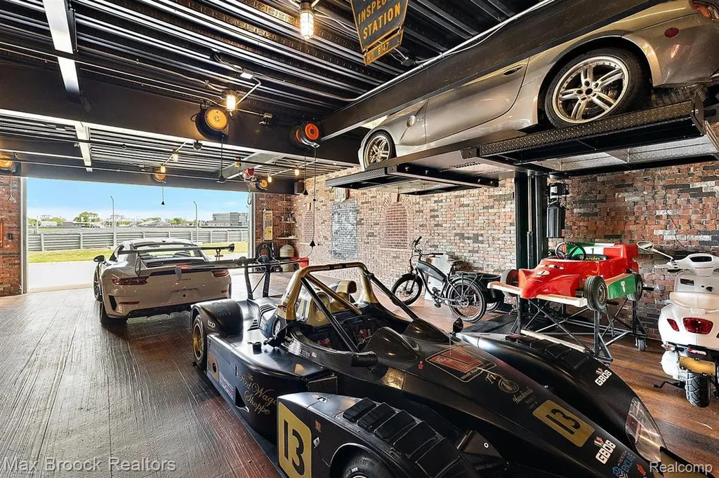 148 Pit Lane Pontiac City MI 48341