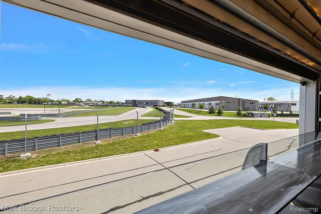 148 Pit Lane Pontiac City MI 48341