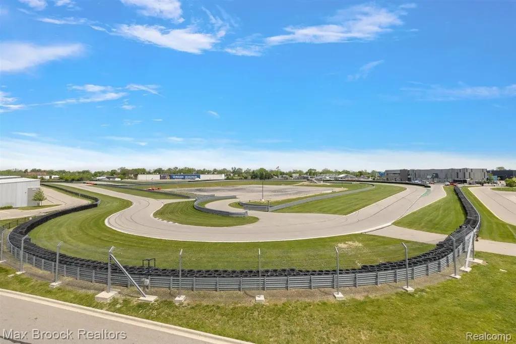 148 Pit Lane Pontiac City MI 48341