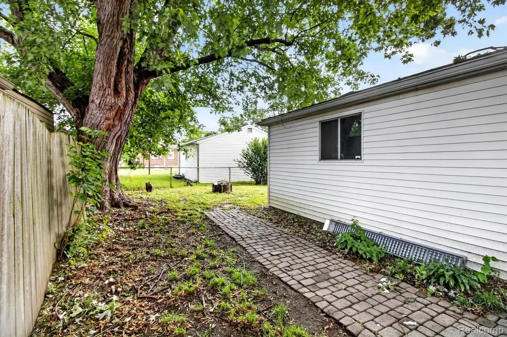 13072 Orchard Street Southgate City MI 48195