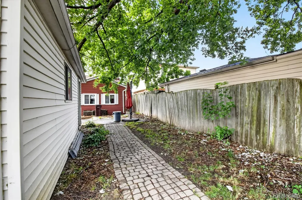 13072 Orchard Street Southgate City MI 48195