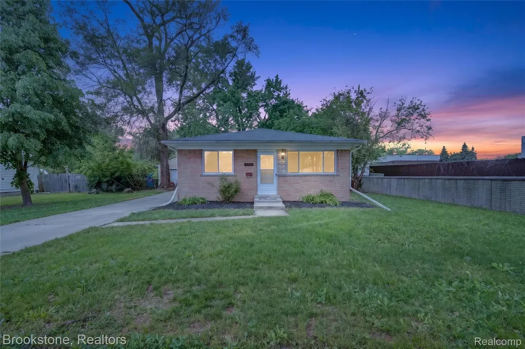24915 Tallman Avenue Warren City MI 48089