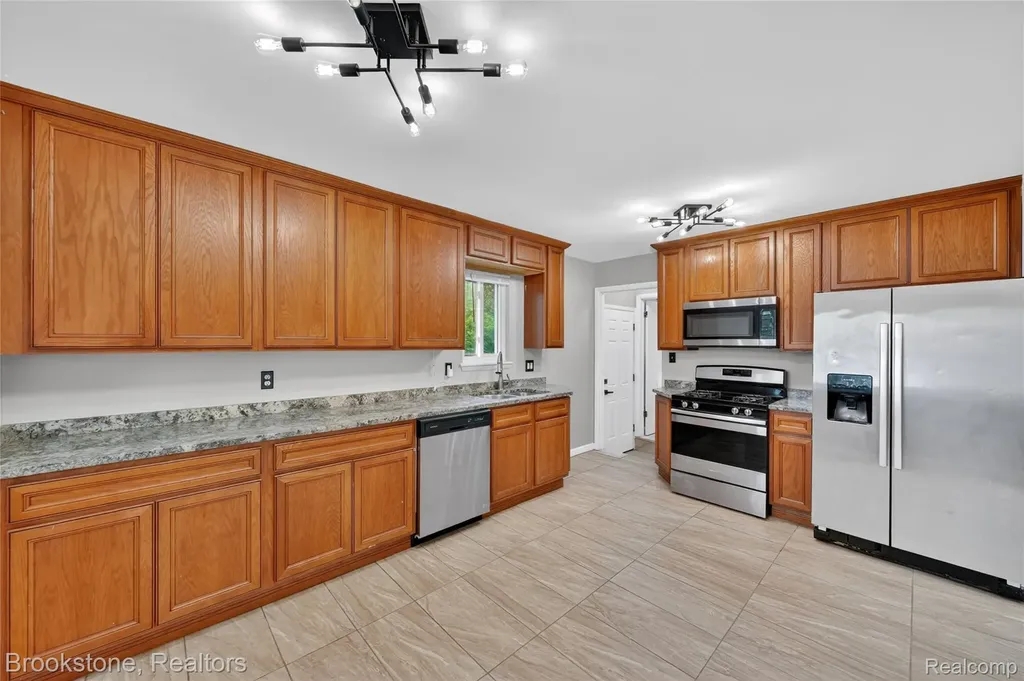 24915 Tallman Avenue Warren City MI 48089