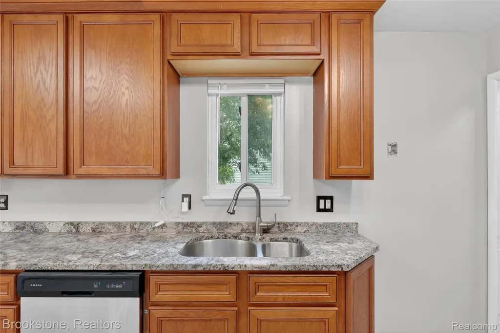 24915 Tallman Avenue Warren City MI 48089
