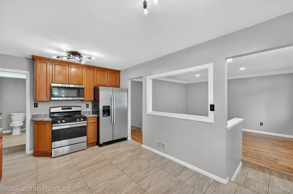 24915 Tallman Avenue Warren City MI 48089