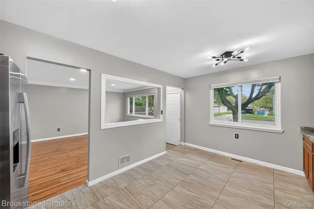 24915 Tallman Avenue Warren City MI 48089