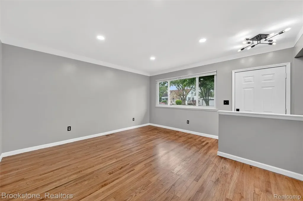 24915 Tallman Avenue Warren City MI 48089