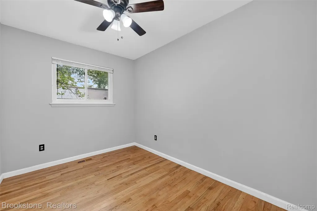 24915 Tallman Avenue Warren City MI 48089