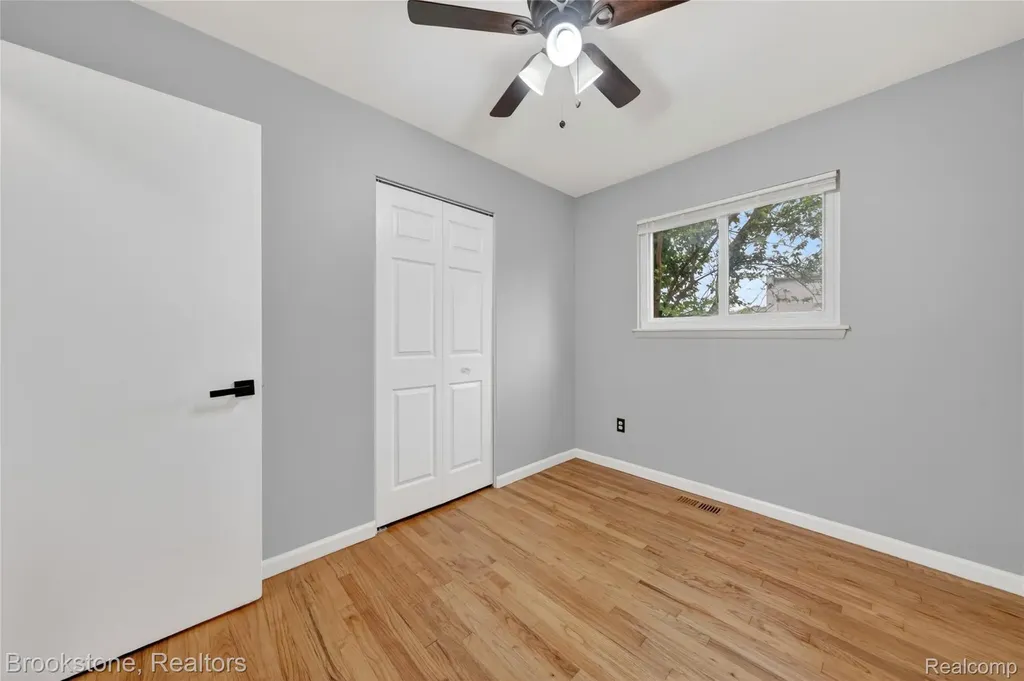 24915 Tallman Avenue Warren City MI 48089