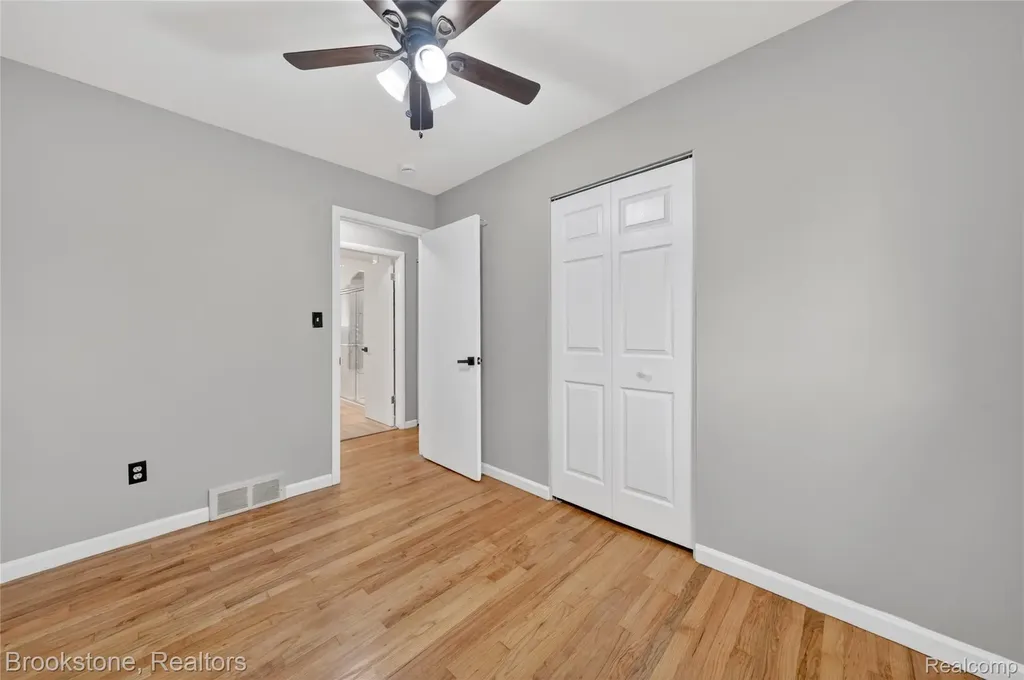 24915 Tallman Avenue Warren City MI 48089