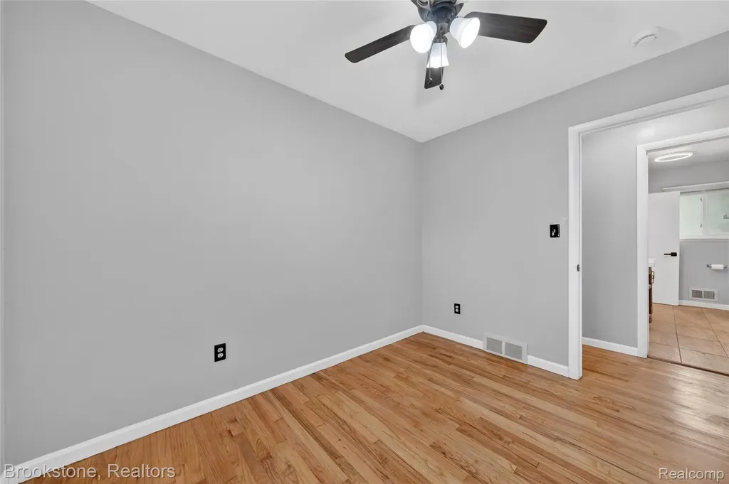 24915 Tallman Avenue Warren City MI 48089