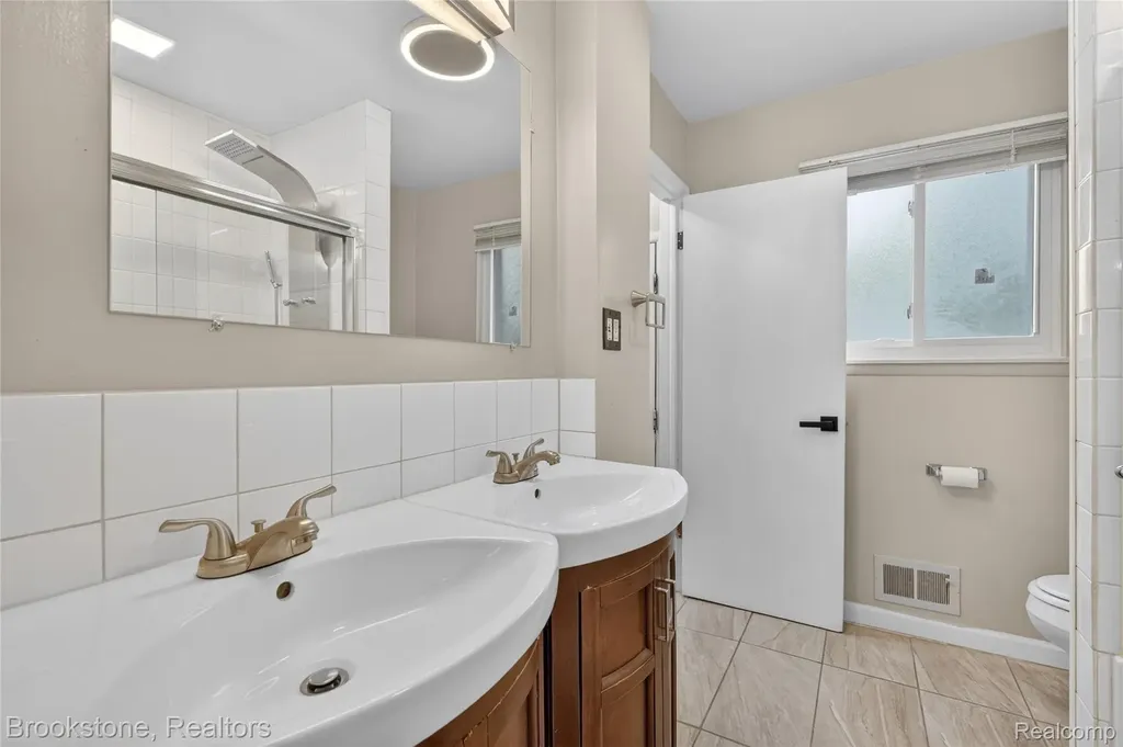 24915 Tallman Avenue Warren City MI 48089