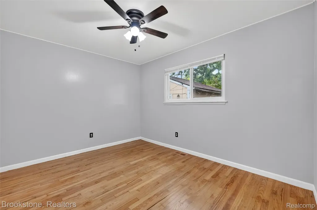 24915 Tallman Avenue Warren City MI 48089