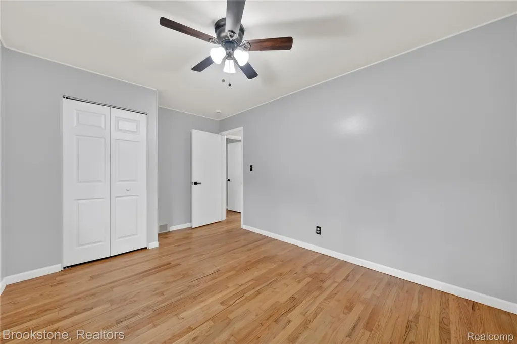 24915 Tallman Avenue Warren City MI 48089