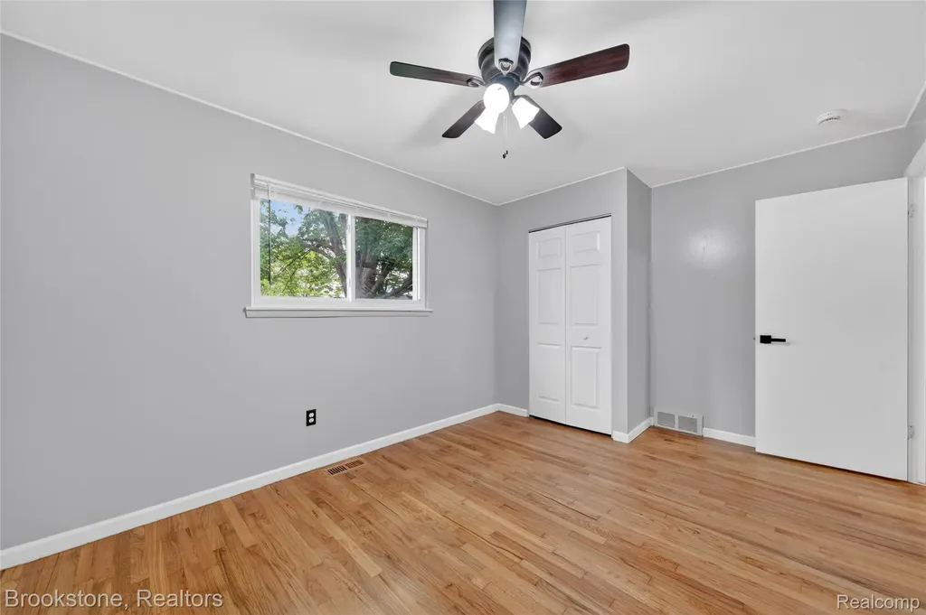 24915 Tallman Avenue Warren City MI 48089