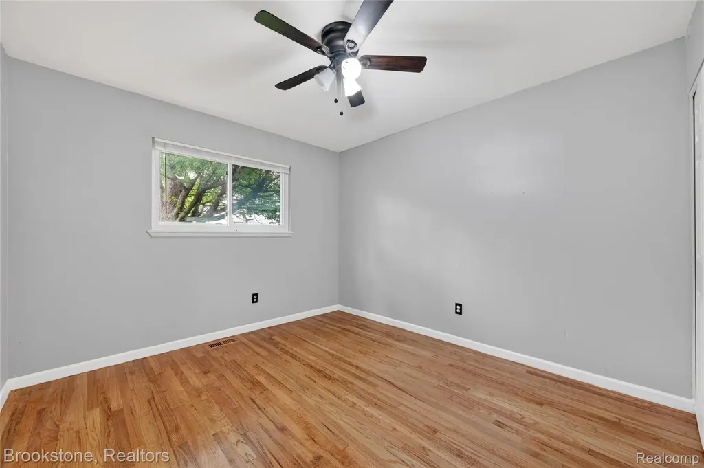24915 Tallman Avenue Warren City MI 48089