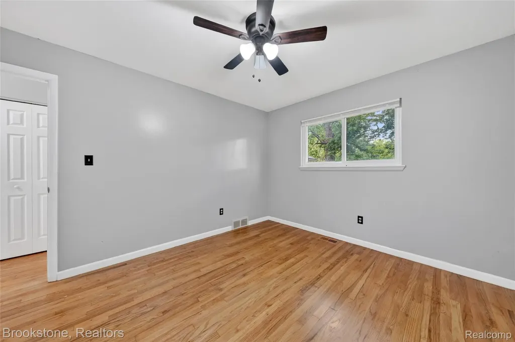 24915 Tallman Avenue Warren City MI 48089