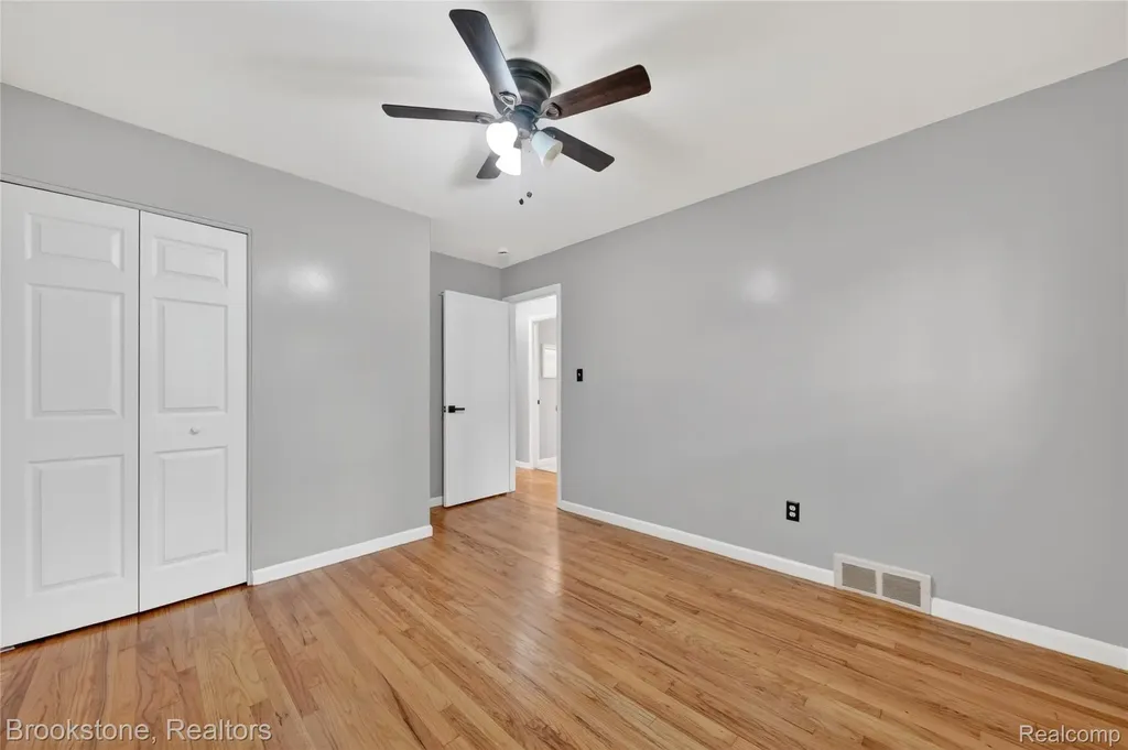 24915 Tallman Avenue Warren City MI 48089