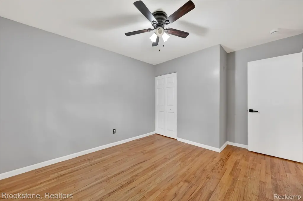 24915 Tallman Avenue Warren City MI 48089