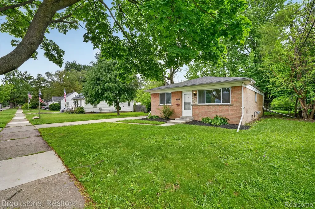 24915 Tallman Avenue Warren City MI 48089