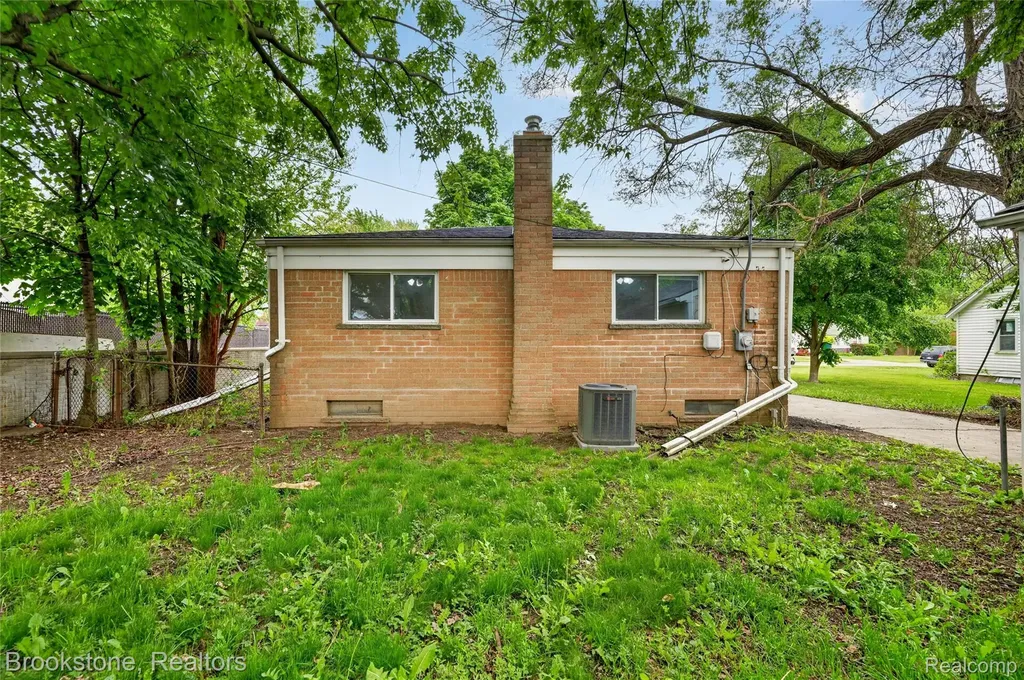 24915 Tallman Avenue Warren City MI 48089