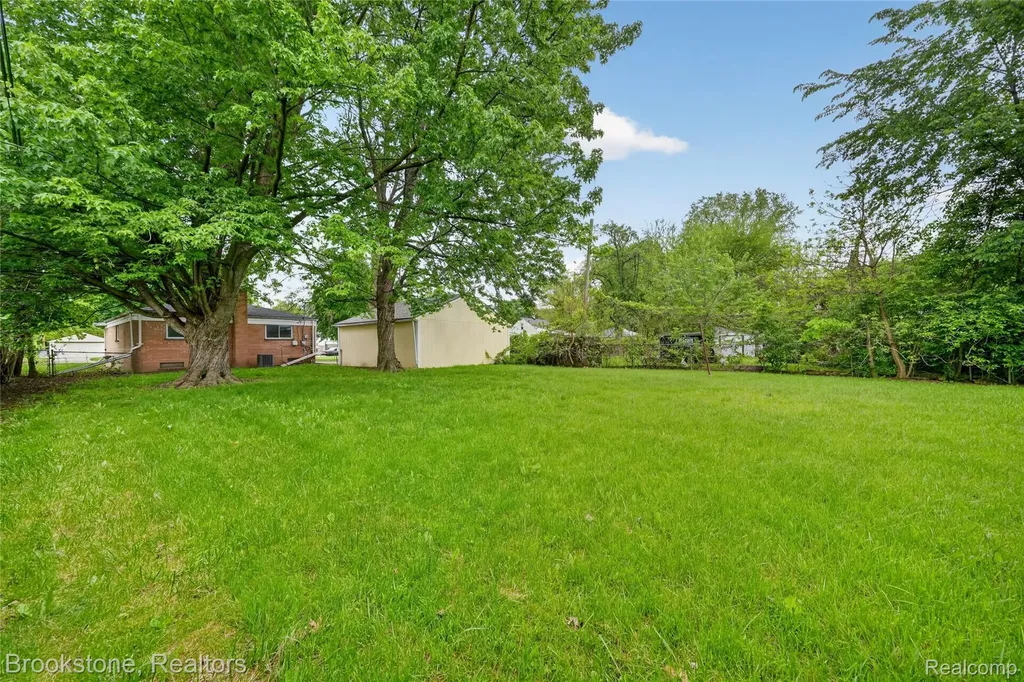 24915 Tallman Avenue Warren City MI 48089