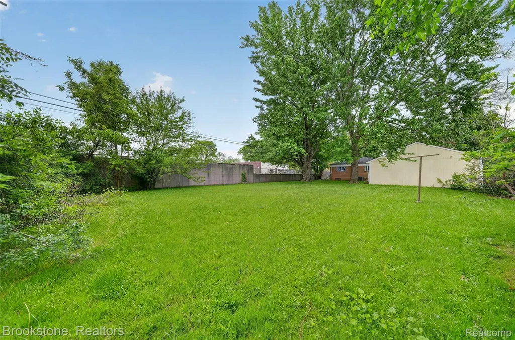 24915 Tallman Avenue Warren City MI 48089