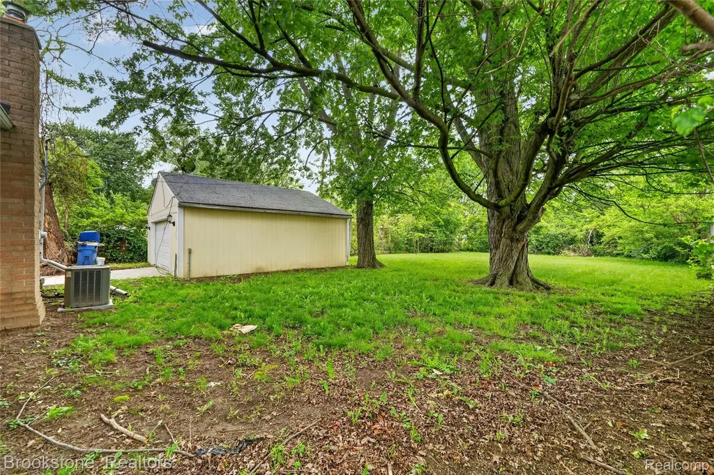 24915 Tallman Avenue Warren City MI 48089