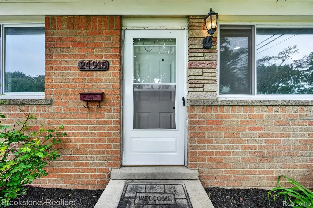 24915 Tallman Avenue Warren City MI 48089