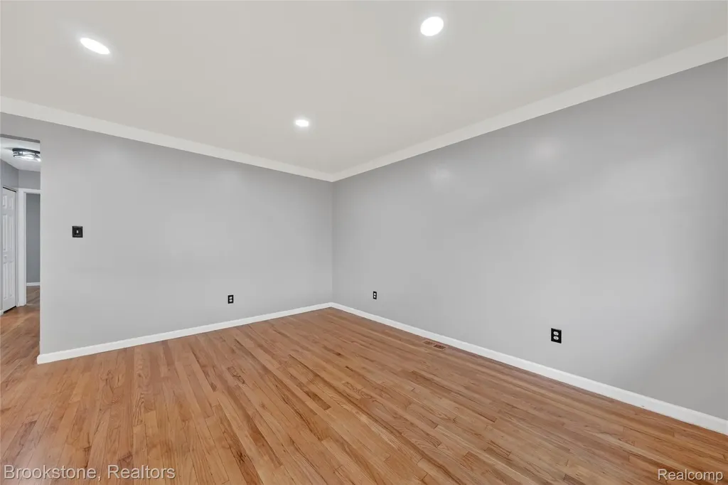 24915 Tallman Avenue Warren City MI 48089