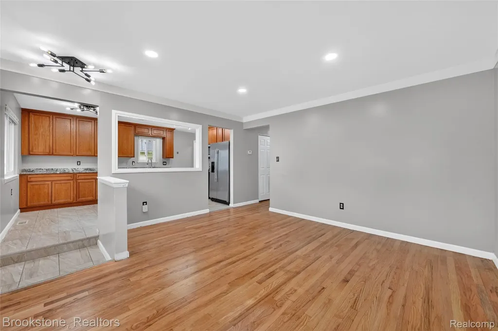 24915 Tallman Avenue Warren City MI 48089