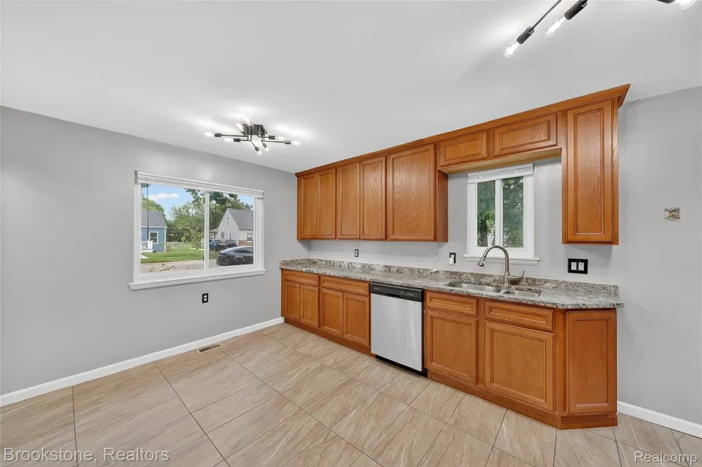 24915 Tallman Avenue Warren City MI 48089