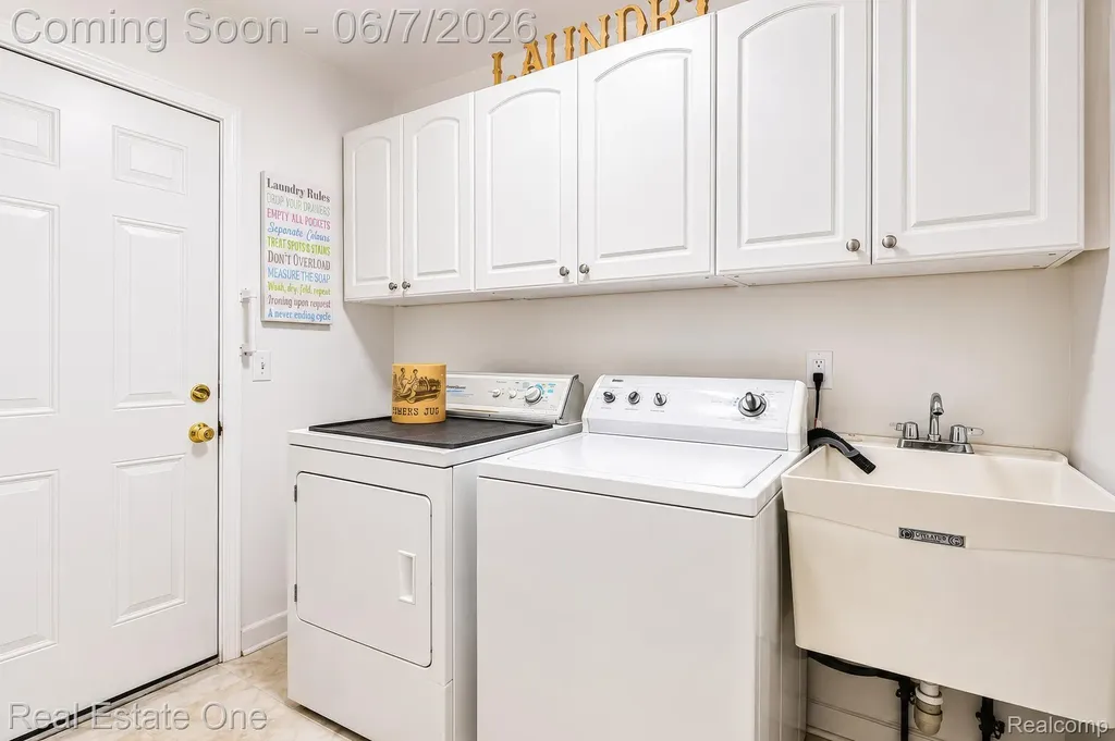 1962 Canary Court Troy City MI 48084