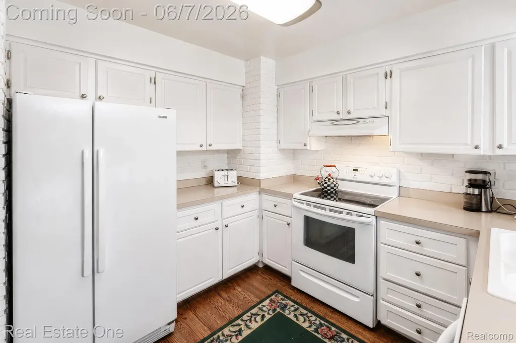 1962 Canary Court Troy City MI 48084