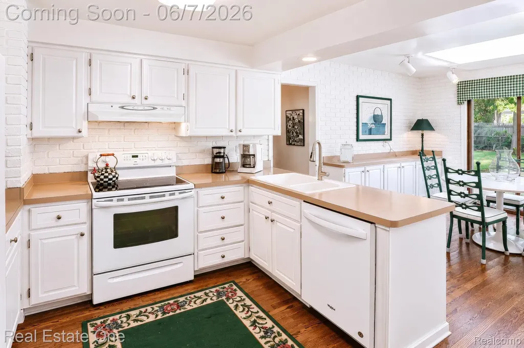 1962 Canary Court Troy City MI 48084