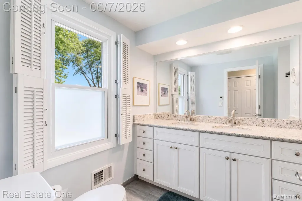 1962 Canary Court Troy City MI 48084