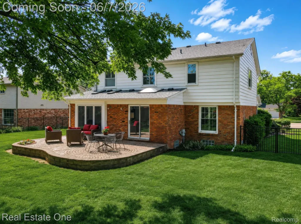 1962 Canary Court Troy City MI 48084