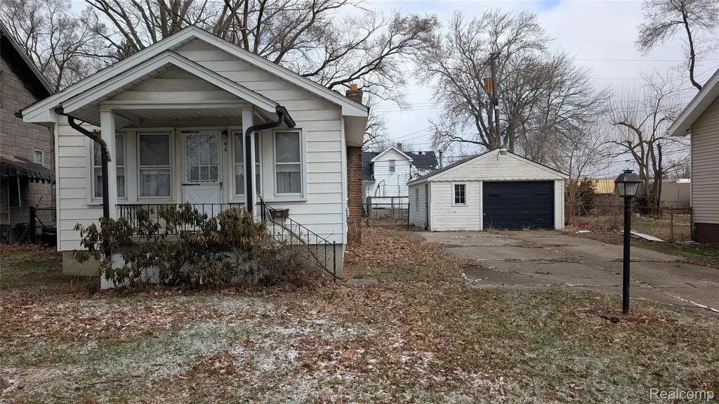 44 W Elza Avenue Hazel Park City MI 48030