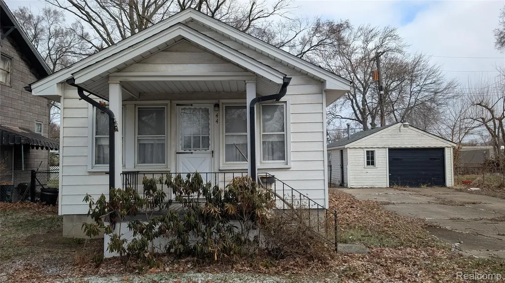 44 W Elza Avenue Hazel Park City MI 48030