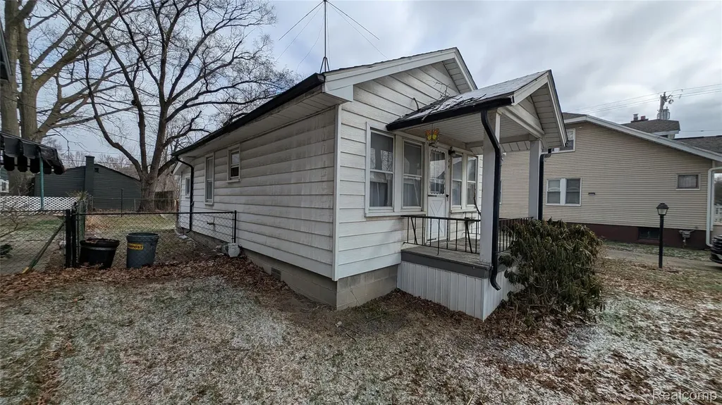 44 W Elza Avenue Hazel Park City MI 48030