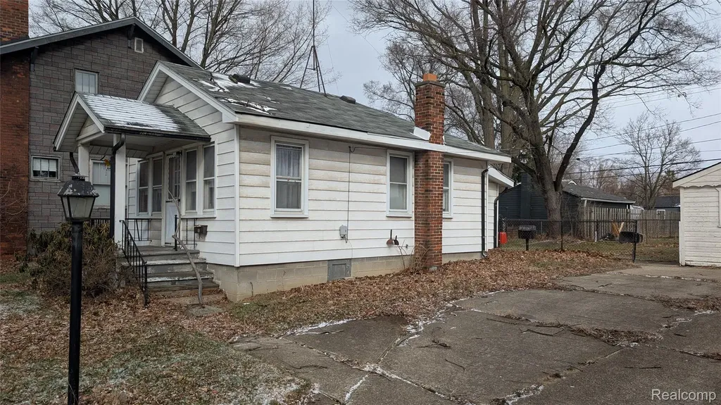 44 W Elza Avenue Hazel Park City MI 48030