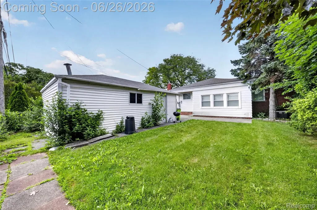 18270 Ash Avenue Eastpointe City MI 48021